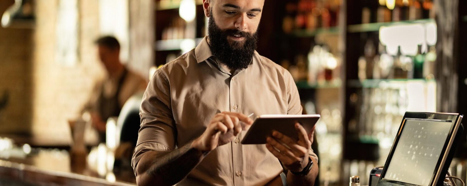 Como os Sistemas PDV estão Revolucionando o Atendimento em Restaurantes Modernos